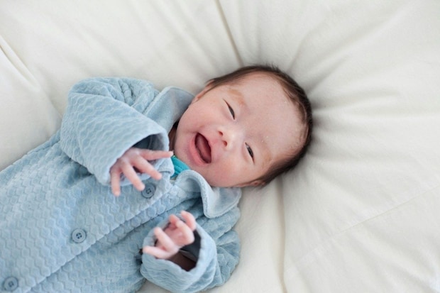 新生児　笑顔