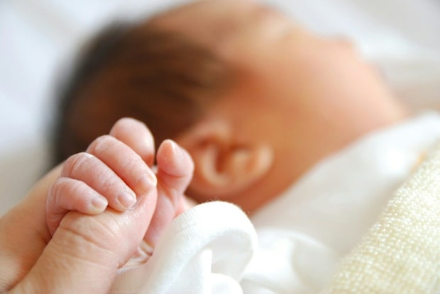 新生児の「生理的微笑」は生存本能システム？→小児科医パパの正直すぎる本音に1600いいね「絶対に笑ってる」「癒されますよね」