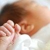 新生児の「生理的微笑」は生存本能システム？→小児科医パパの正直すぎる本音に1600いいね「絶対に笑ってる」「癒されますよね」