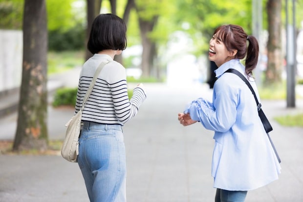 女性　親友　二人　外