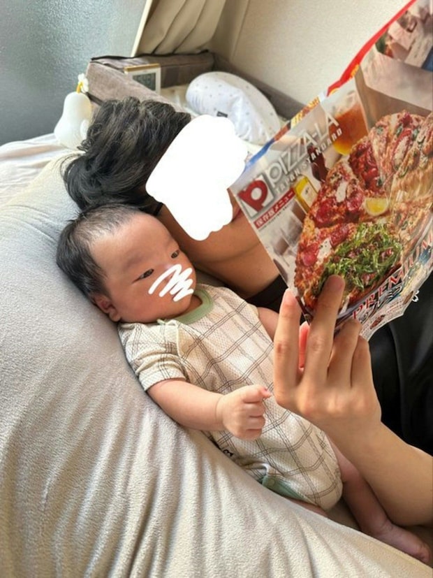 生後1か月の息子が熱い視線を向けたものに5.1万いいね→まさかの正体に5.1万いいね「将来食いしん坊だ〜」「最高」