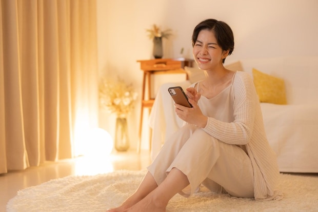 スマホ　女性　夜　リビング