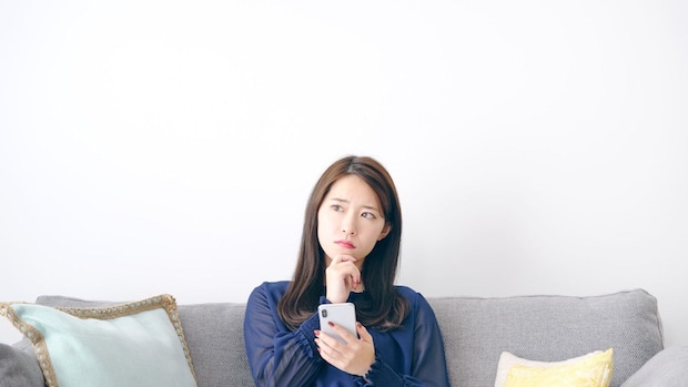 スマホ　モヤモヤ　女性　リビング