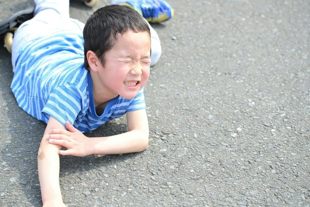 派手に転んだ小学生を迷わず救護！高1長男が見せた行動に869いいね「泣いちゃう」「感激で震えちゃう」