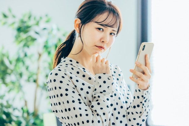 スマホ　悩む　女性