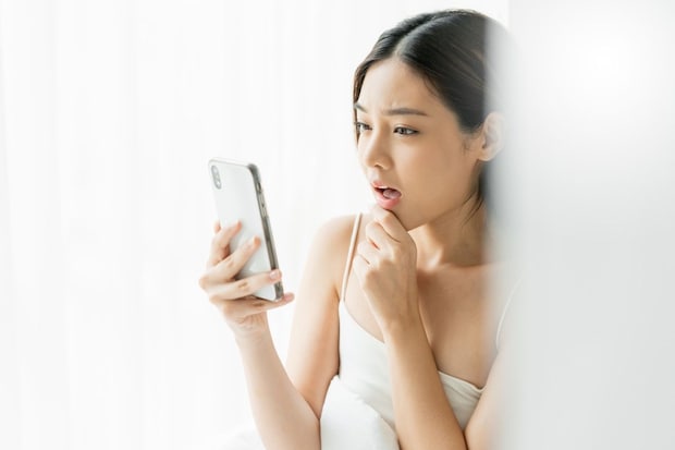 スマホ　びっくり　女性