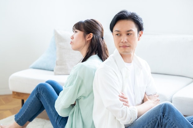 悩み　夫婦　女性　リビング