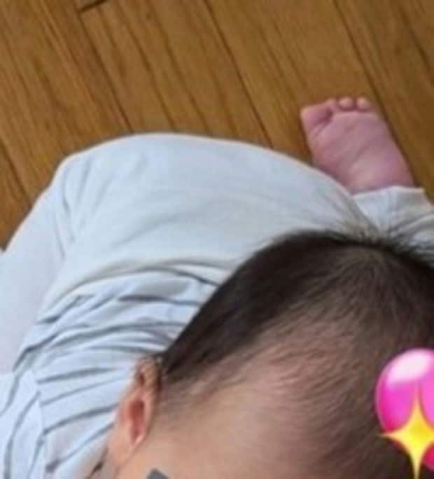 【追いかけられる幸せ】足にしがみつく赤ちゃんがかわいすぎる件に3,400いいね「かわいすぎ」「幸せな日常」
