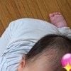 【追いかけられる幸せ】足にしがみつく赤ちゃんがかわいすぎる件に3,400いいね「かわいすぎ」「幸せな日常」