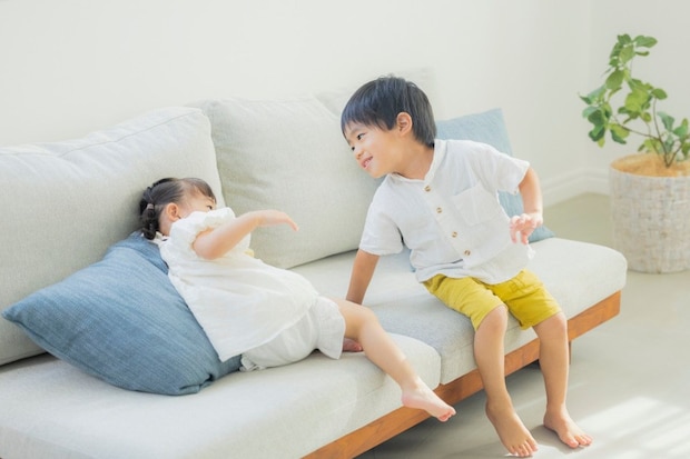 子ども　騒ぐ　家