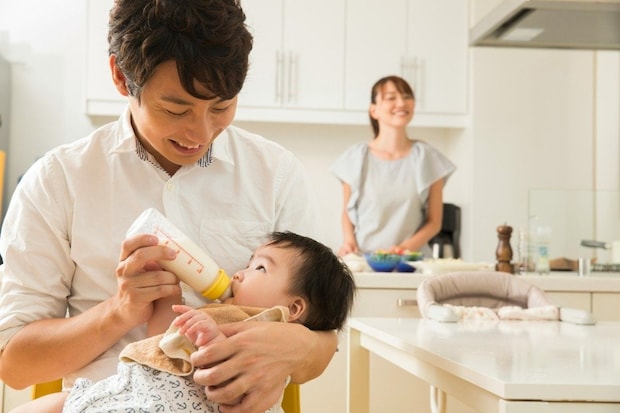 ダメ出しに深夜の叩き起こし…育休夫の“神経質育児”に疲弊する妻のリアルな悩み