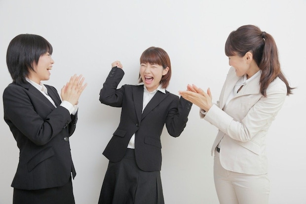復職数日、職場に乱入したセミ→男児ママの経験が思わぬ場面で役立った話に3.2万いいね!「存在に拍手」「好き」