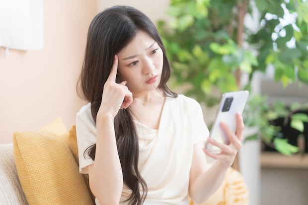 スマホ　女性　悩む