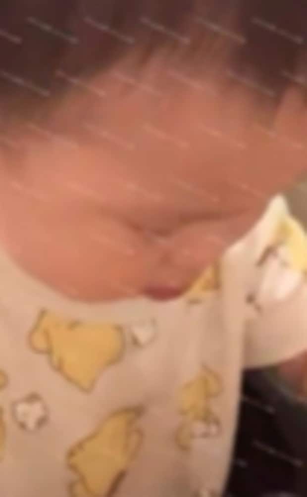 1歳児のかわいいお手伝い→小さな手で一本一本ほぐす姿に1万いいね「頭の良い子」「夢中になる」