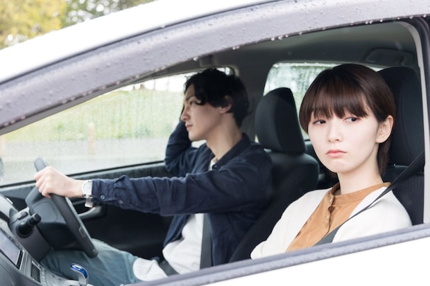 カップル　ドライブ　不機嫌