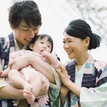 温泉で泣く赤ちゃんと焦るママ→「おせっかいおばちゃん」の神対応に2.1万いいね「勇気もらった」「安全な日本であってほしい」