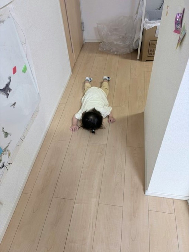 「これはイヤイヤ期の扉を開いていますか？」イヤイヤ期の片鱗を示す息子の写真に共感の声「まさに同じ感じになってたw」