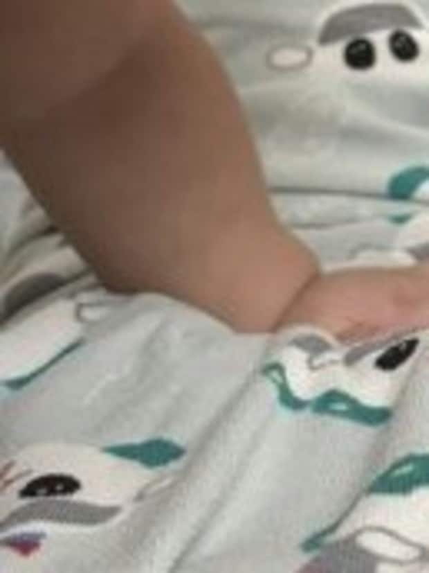 ママのパジャマをじーっと→赤ちゃんが真剣に見つめていたものに12万いいね「可愛すぎます」「真剣に観察してる」