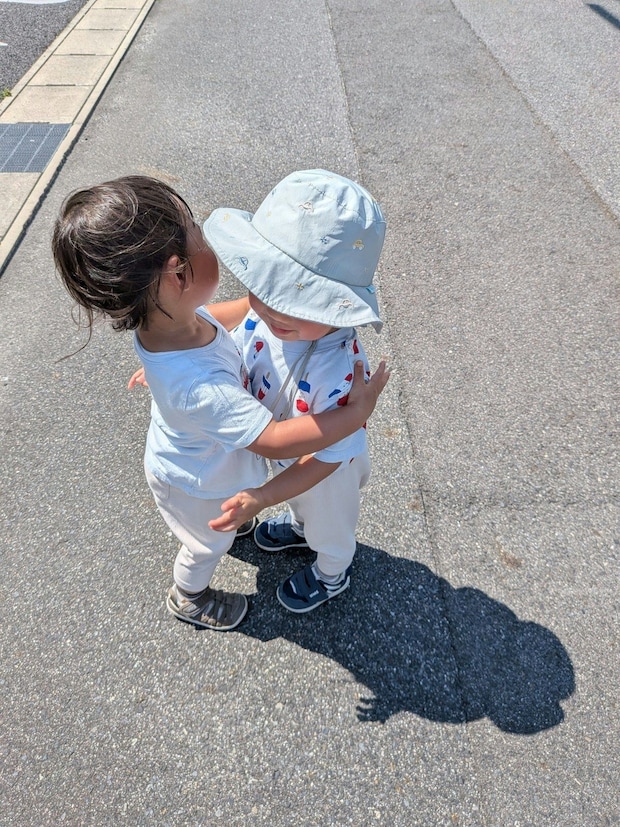 散歩に行くと必ずギュ…双子の兄妹写真に7,700いいね「かわいい」「癒されます」