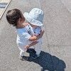 散歩に行くと必ずギュ…双子の兄妹写真に7,700いいね「かわいい」「癒されます」