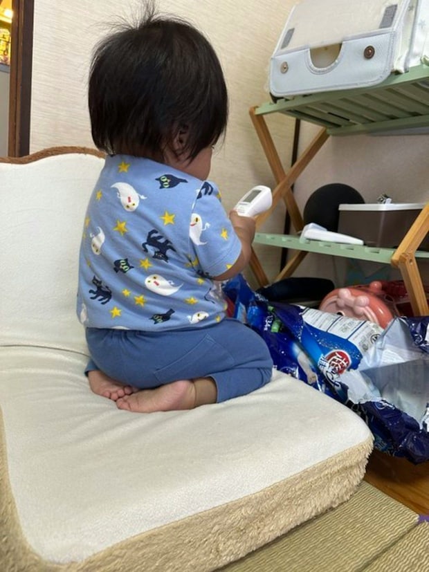 子どもの正座がかわいすぎる！写真に1.6万いいね「尊い」「丸っこくてかわいい」