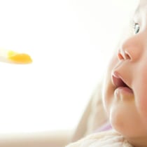 離乳食教室でママが試食→抱っこ中の赤ちゃんが見せた反応に200いいね「お手本すぎる」