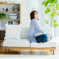 どこにも行かない、何もしない→リビングでニコニコする妻の“究極の休日”に4.8万いいね「最高」「明日これになりたい」