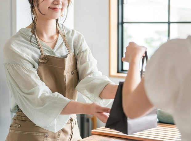 義母「手土産は袋から出しなさい！」きびしいマナー指導…身内や友人にも適用される？
