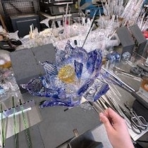 ガラス細工9か月目→美しすぎる花のガラス細工にうっとり18万いいね「才能すぎる」「繊細すぎて綺麗」