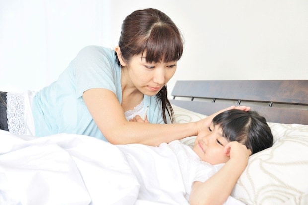 「おはなししゅるから！」と布団に横になった2歳の娘、1秒後の結末に1.3万いいね「かわいしゅぎます！笑」「最高」