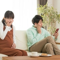 「妊娠中、夫のスマホ依存がつらい…」孤独感を感じるプレママに寄せられた温かい声