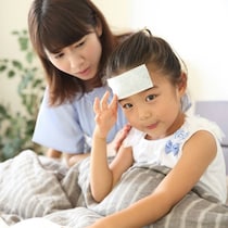 「これ以上休めるメンタルがない…」子どもの発熱で1週間欠勤。フルタイムママの葛藤に共感の声