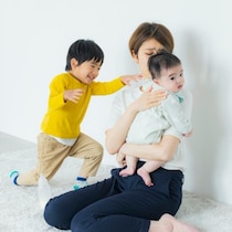 「育休中なんだから早く迎えにきてと思われてる？」産後の体調不良と上の子のお迎え時間に悩むママへのリアルな声