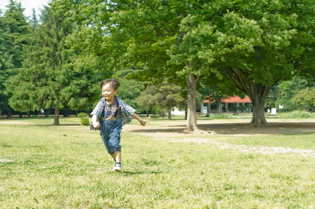 「手をつながずに歩けるのはいつ？」すぐ走っていく4歳児…お出かけが怖いママへのリアルな声