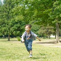 「手をつながずに歩けるのはいつ？」すぐ走っていく4歳児…お出かけが怖いママへのリアルな声