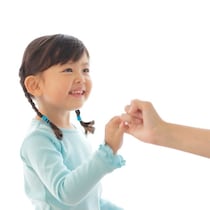 ママ友と距離を置きたいけれど、子ども同士は仲よし。親の都合で引き離すのはかわいそう？