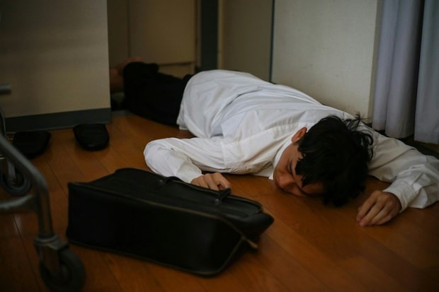 「夜勤だから」が理由になる?リビングで爆睡する夫へのモヤモヤ、みんなどうしてる?