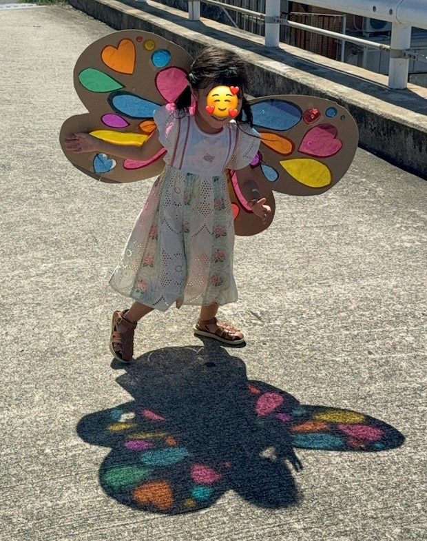 七夕の願いを叶えたら…羽をつけた子どもの姿にほっこり5.3万いいね「影まで含めて素晴らしい」「めっちゃ可愛い」