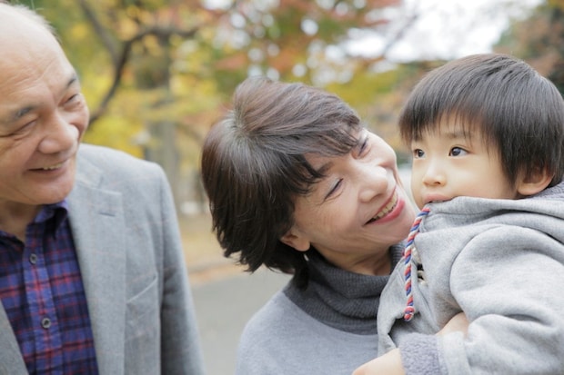祖母　幼児　　出かける