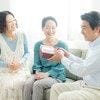 義父へのプレゼント「誕生日と父の日」兼用はNG？「別々に用意して」と迫る義母にモヤモヤ…