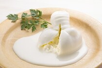 「見つけたら絶対買って！」【カルディのブッラータチーズ】カロリーや美味しい食べ方、冷凍ブラータの解凍方法を紹介