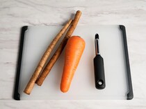 「あっちにスーイスイ♪これは沼る！」レディは“タテ型”ピーラーで空中戦を制す【オトナの家庭科③】