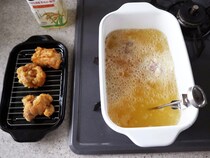 「揚げ物マニアになっちゃいそう♪」温度計付きで失敗知らず【角型天ぷら鍋】がすごい！【オトナの家庭科②】