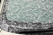 「今日も凍ってるじゃん…」を100均で解消！フロントガラスの凍結防止グッズと対策紹介