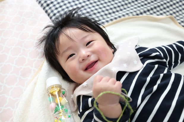 愛情たっぷりのおもちゃにニコニコ♪癒しのベビースマイル♡