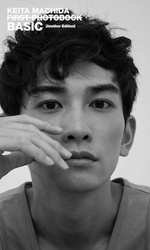 「色気ダダ漏れというより大洪水」町田啓太さんのモノクロショットに大反響！「お茶目なまっちー」「腕の筋がカッコイイ♡」