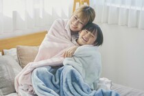幸せホルモン“オキシトシン”が出る肌触りのなめらか毛布【メルトロ】で、冬の親子時間をもっとあたたかく！