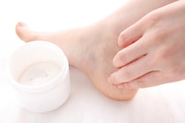 ドラッグストアで買える【かかとクリーム】おすすめ15選！ランキング上位のフットケア商品でガサガサかかともなめらかに