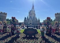 「今年初のポップなパレードに大注目！」ディズニーランドでかわいすぎるクリスマスを楽しんじゃおう♡