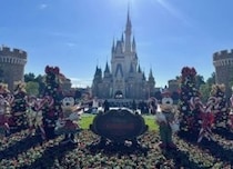 「今年初のポップなパレードに大注目！」ディズニーランドでかわいすぎるクリスマスを楽しんじゃおう♡